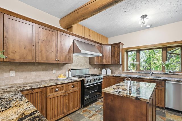 2050 Oakwood Ridge, Chanhassen, MN 55317