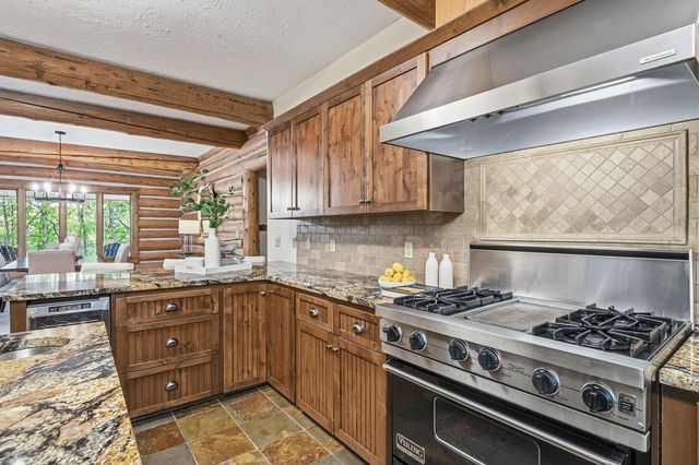2050 Oakwood Ridge, Chanhassen, MN 55317