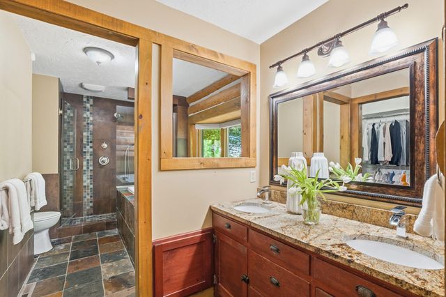 2050 Oakwood Ridge, Chanhassen, MN 55317
