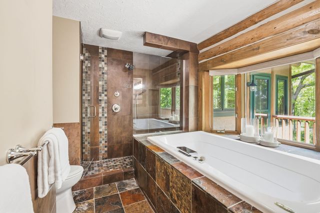 2050 Oakwood Ridge, Chanhassen, MN 55317