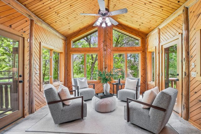 2050 Oakwood Ridge, Chanhassen, MN 55317