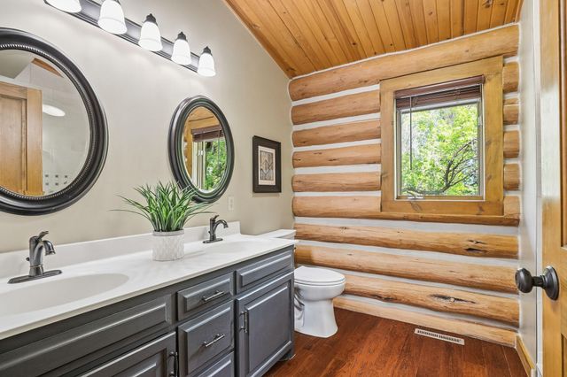 2050 Oakwood Ridge, Chanhassen, MN 55317