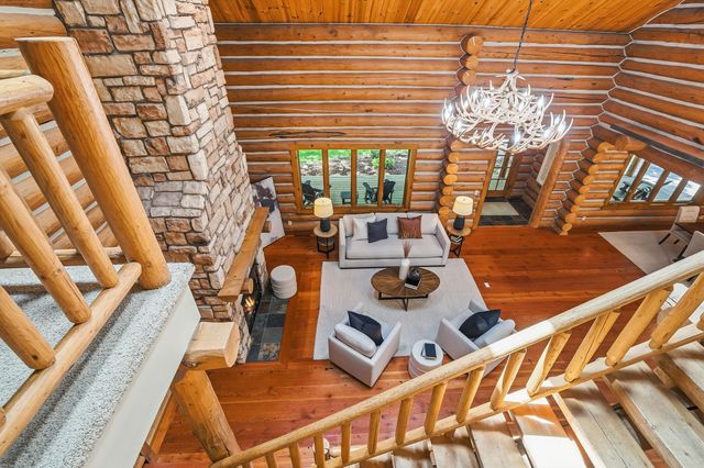 2050 Oakwood Ridge, Chanhassen, MN 55317