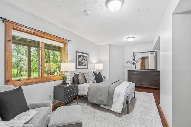 2050 Oakwood Ridge, Chanhassen, MN 55317