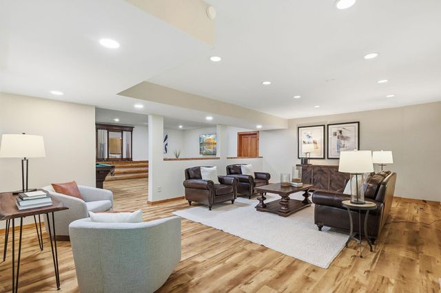 2050 Oakwood Ridge, Chanhassen, MN 55317