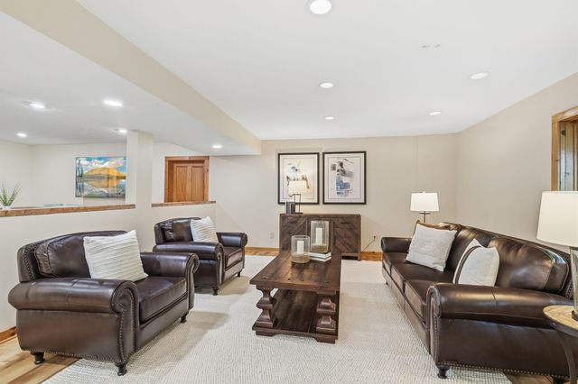 2050 Oakwood Ridge, Chanhassen, MN 55317