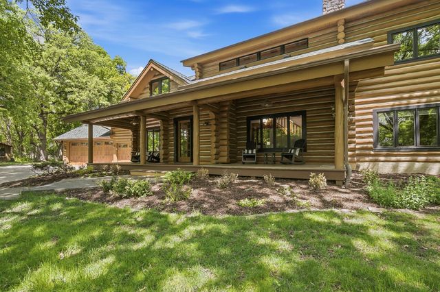 2050 Oakwood Ridge, Chanhassen, MN 55317