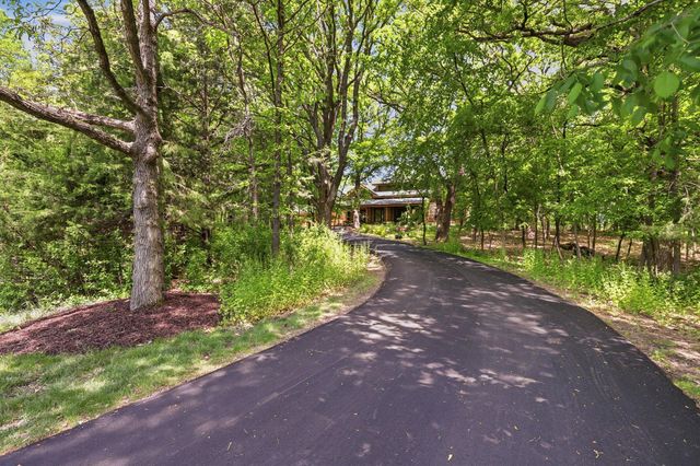2050 Oakwood Ridge, Chanhassen, MN 55317