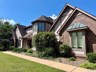 12088 Pinebrook Lane, South Lyon, MI 48178