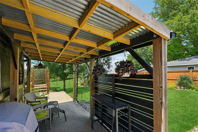 805 N J Street, Indianola, IA 50125