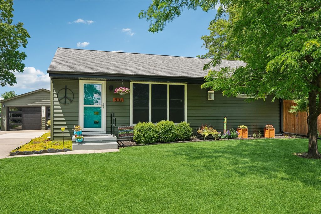 805 N J Street, Indianola, IA 50125