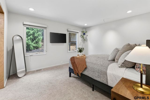 13484 Ogden Plaza Circle, Omaha, NE 68164