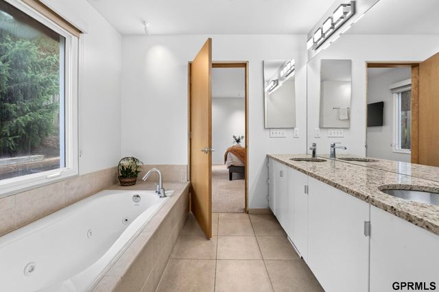 13484 Ogden Plaza Circle, Omaha, NE 68164