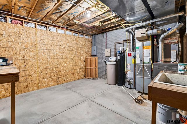 13484 Ogden Plaza Circle, Omaha, NE 68164