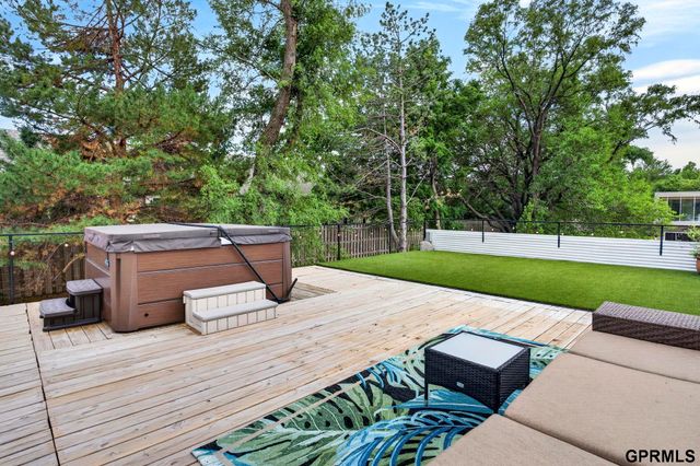 13484 Ogden Plaza Circle, Omaha, NE 68164