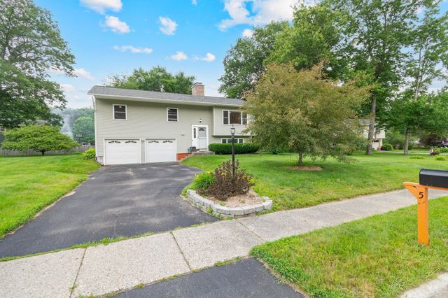 5 Patricia Place, Essex, VT 05452