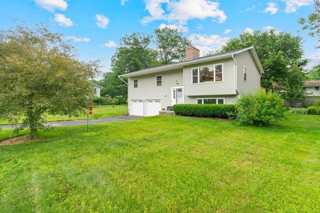 5 Patricia Place, Essex, VT 05452