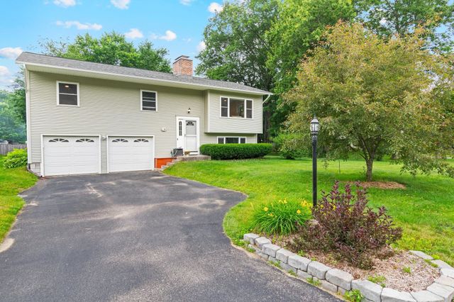 5 Patricia Place, Essex, VT 05452