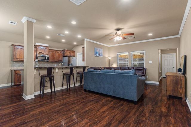 137 Silverbell Circle, Lake Jackson, TX 77566