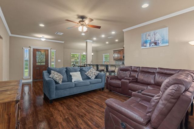 137 Silverbell Circle, Lake Jackson, TX 77566