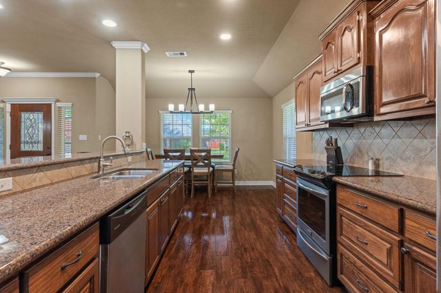 137 Silverbell Circle, Lake Jackson, TX 77566