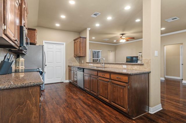 137 Silverbell Circle, Lake Jackson, TX 77566