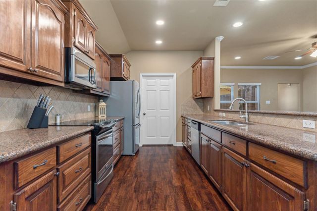 137 Silverbell Circle, Lake Jackson, TX 77566