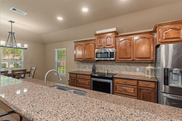 137 Silverbell Circle, Lake Jackson, TX 77566