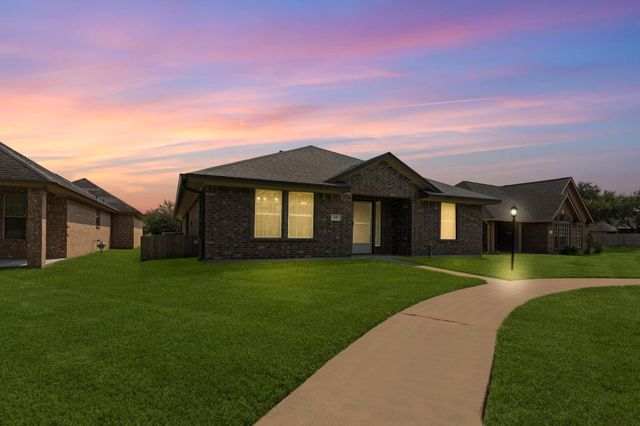 137 Silverbell Circle, Lake Jackson, TX 77566