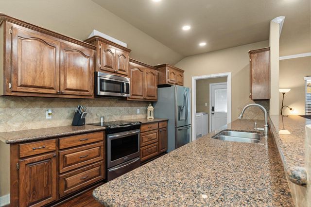 137 Silverbell Circle, Lake Jackson, TX 77566