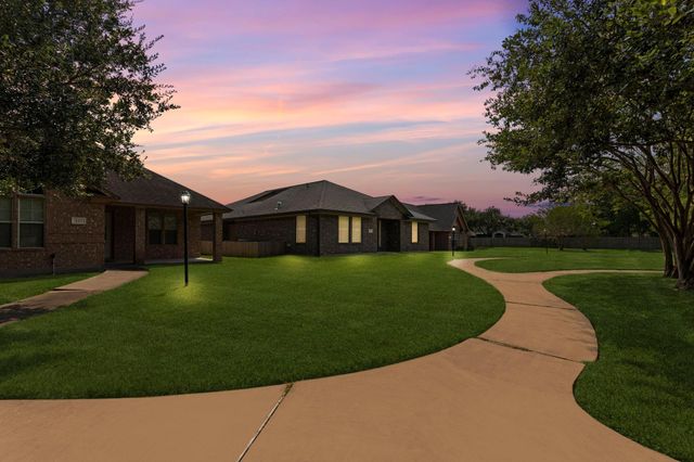 137 Silverbell Circle, Lake Jackson, TX 77566