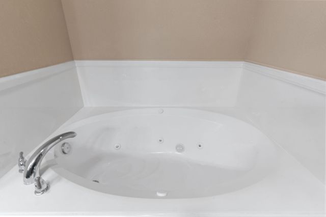 137 Silverbell Circle, Lake Jackson, TX 77566