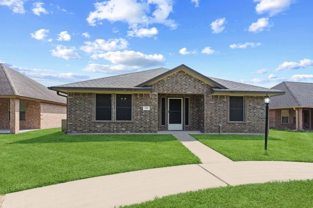 137 Silverbell Circle, Lake Jackson, TX 77566