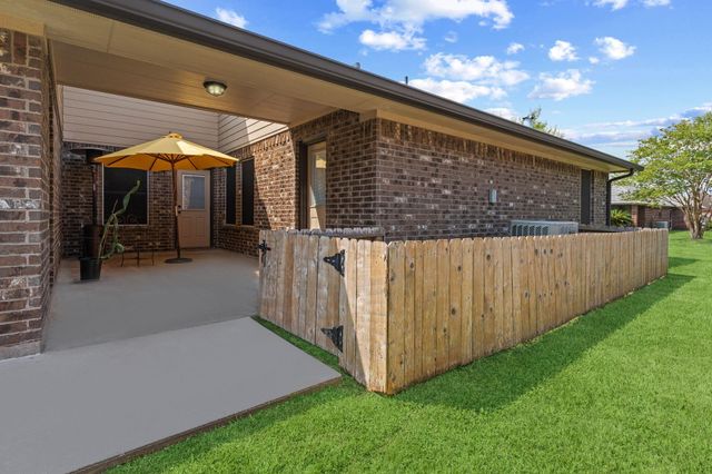 137 Silverbell Circle, Lake Jackson, TX 77566