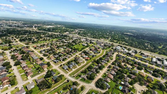 137 Silverbell Circle, Lake Jackson, TX 77566