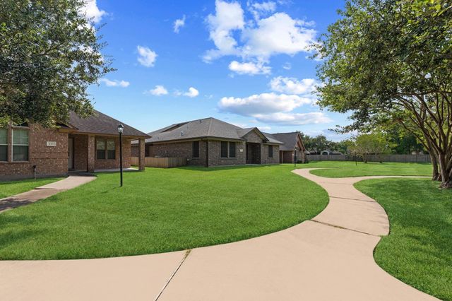 137 Silverbell Circle, Lake Jackson, TX 77566