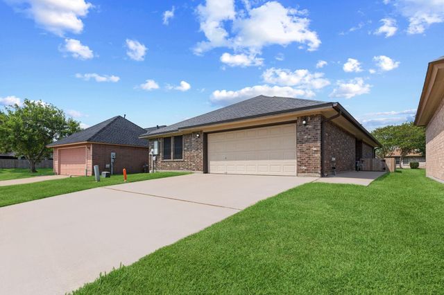 137 Silverbell Circle, Lake Jackson, TX 77566