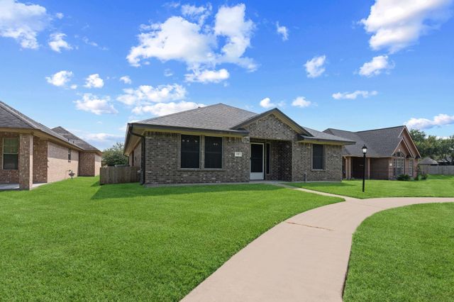 137 Silverbell Circle, Lake Jackson, TX 77566