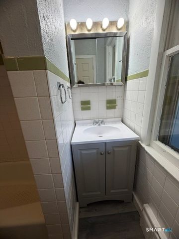 728 Highland Avenue 2nd Floor, Waterbury, CT 06708