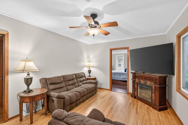 413 3rd Avenue E, Shakopee, MN 55379
