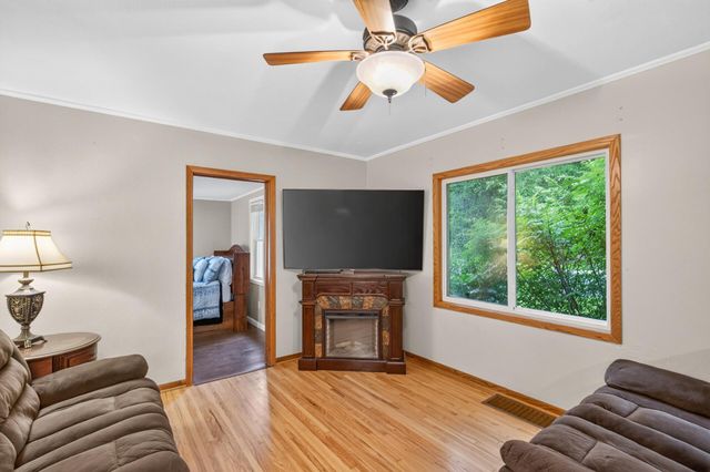 413 3rd Avenue E, Shakopee, MN 55379