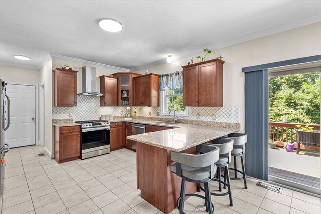 30 Willow Creek Dr, Attleboro, MA 02703