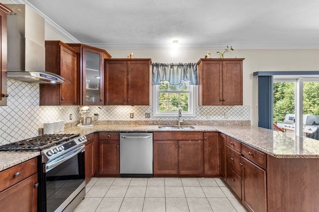 30 Willow Creek Dr, Attleboro, MA 02703