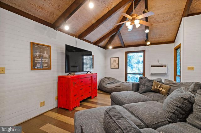 2436 WARM SPRINGS RD, Shenandoah Junction, WV 25442
