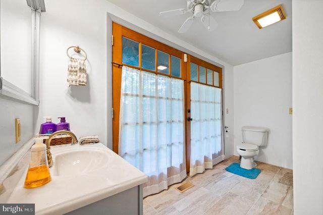 2436 WARM SPRINGS RD, Shenandoah Junction, WV 25442