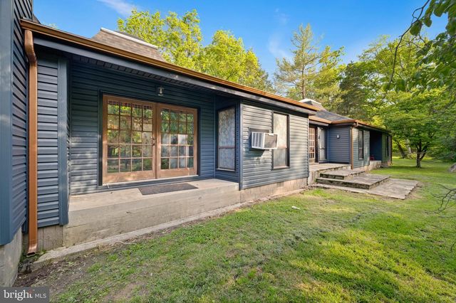 2436 WARM SPRINGS RD, Shenandoah Junction, WV 25442
