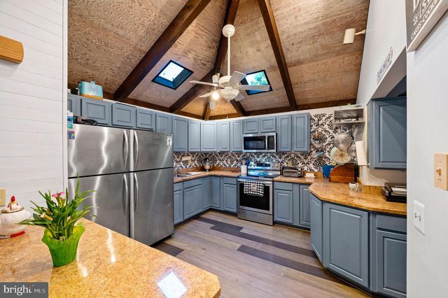 2436 WARM SPRINGS RD, Shenandoah Junction, WV 25442