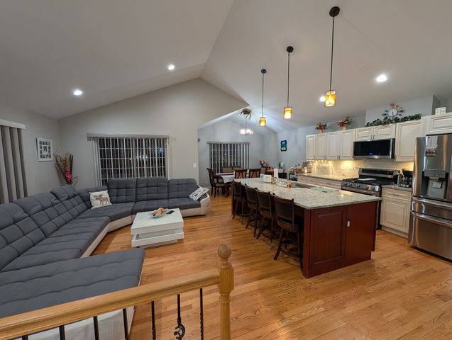 909 Mayfair Court, Elk Grove Village, IL 60007