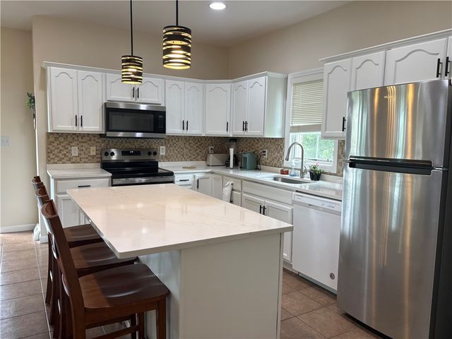 137 Robinson Dr, Pleasant Hills, PA 15236