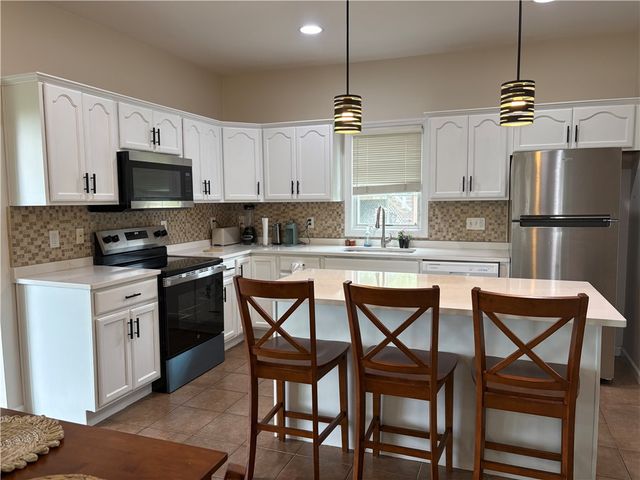137 Robinson Dr, Pleasant Hills, PA 15236